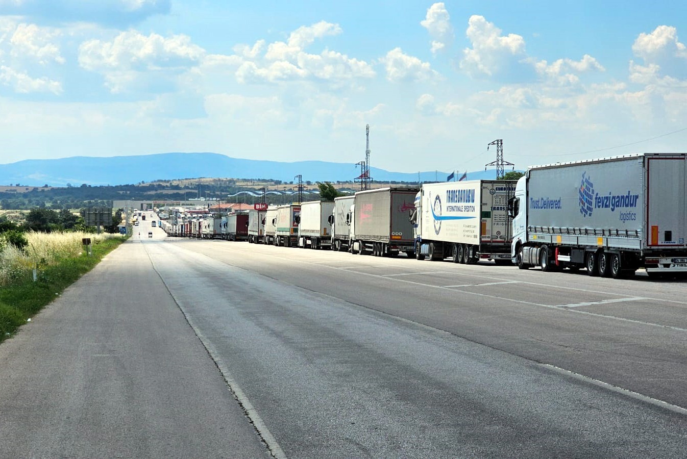 Edirne’den Bulgaristan’a açılan Hamzabeyli Sınır Kapısı’nda, Türkiye'nin ihraç ürünlerini Avrupa ülkelerine taşıyan TIR'lar yine kilometrelerce kuyruk oluşturdu.